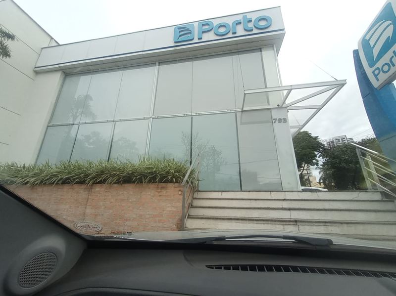 Fachada comercial envidraçada em alumínio — TRV Esquadrias