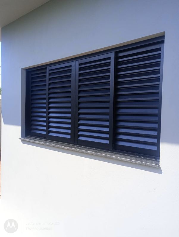 Janela com veneziana integrada de alumínio — TRV Esquadrias