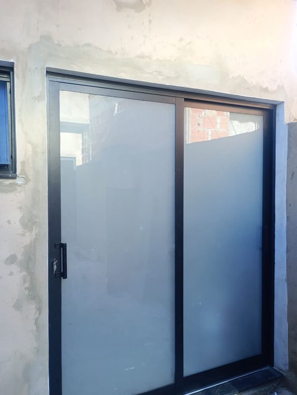 Porta de correr de vidro jateado — TRV Esquadrias