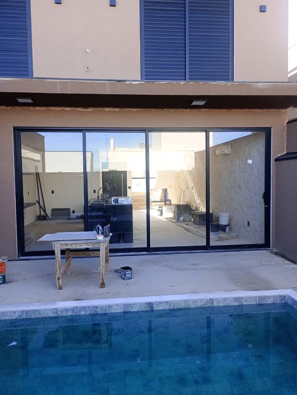 Porta de correr de vidro com vista para piscina — TRV Esquadrias