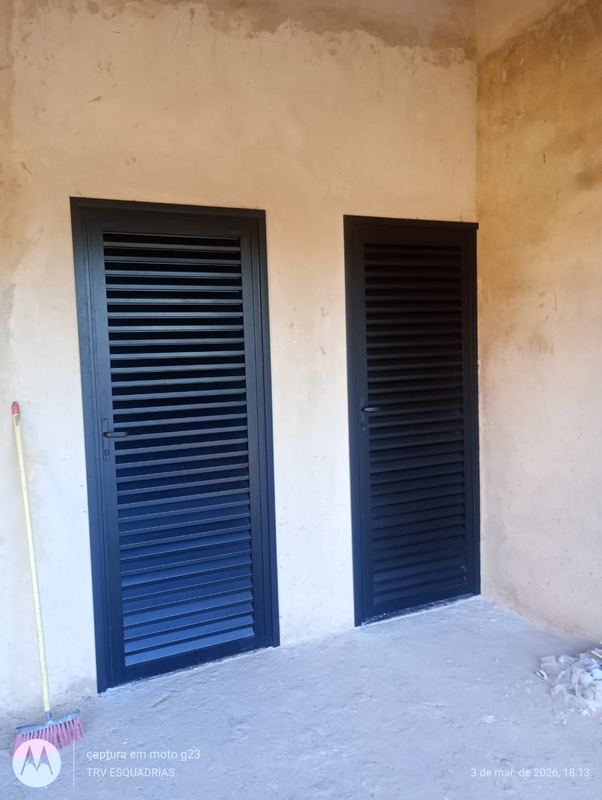 Porta com veneziana de alumínio — TRV Esquadrias